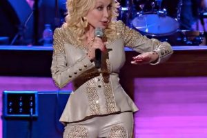 La musique de Dolly Parton grimpe dans les charts officiels alors que les fans célèbrent son héritage
