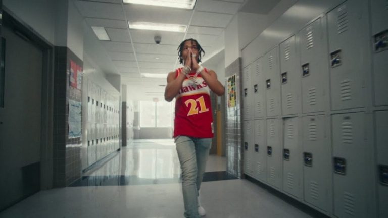 Lil Baby lance la vidéo "Merch Madness" avec des caméos de Lil Durk, DJ Khaled, etc.
