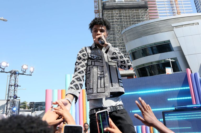 Blueface obtient un contrecoup après avoir jeté de l'argent aux gens dans le Skid Row de Los Angeles
