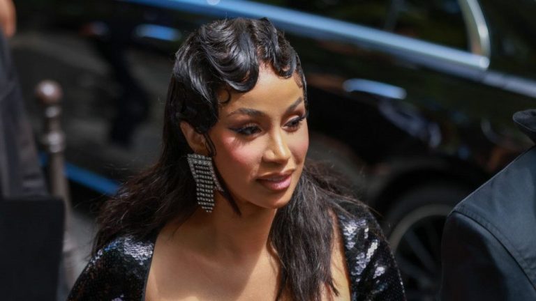 Cardi B serait un suspect de batterie après avoir lancé un microphone à Las Vegas

