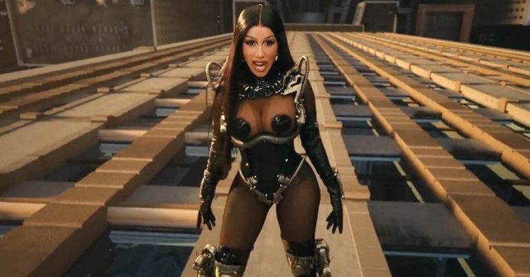 Cardi B met fin aux rumeurs de chirurgie plastique après son accouchement
