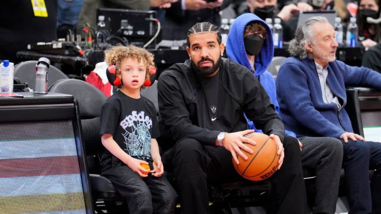 Adonis, le fils de Drake, fait ses débuts dans le rap avec "My Man Freestyle", l'album de son père en tête des charts
