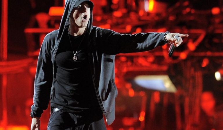 Eminem célèbre son 51e anniversaire avec ses fans et 50 Cent News
