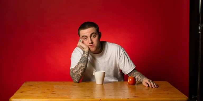 LES FANS DE MAC MILLER EXPRIMENT leur mécontentement face à la photo controversée d'Antonio Brown mettant en vedette la mère du défunt rappeur
