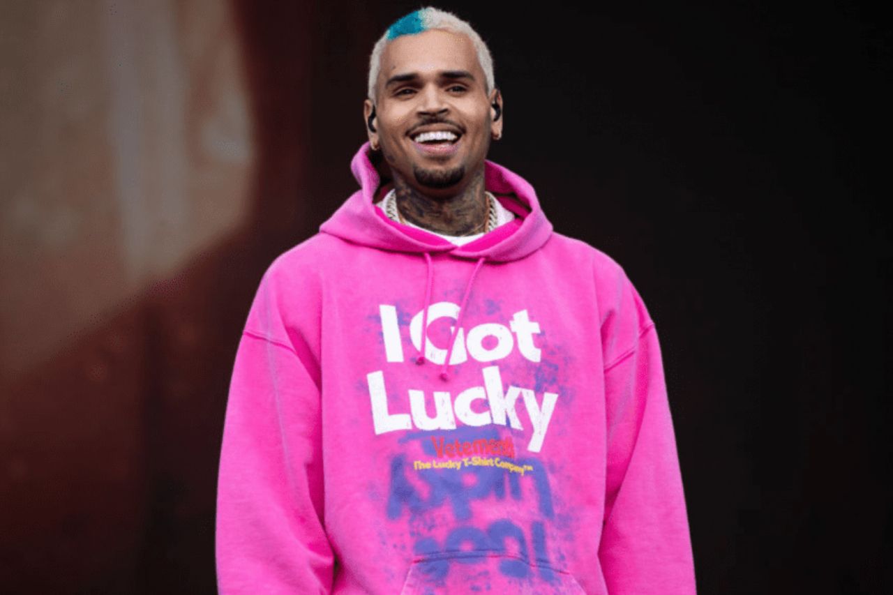 La chanson "Freak" de Chris Brown de "11:11 (Deluxe)" semble cibler Quavo News