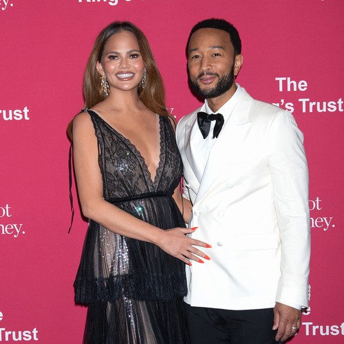 John Legend explique la blessure au cou de Chrissy Teigen
            

