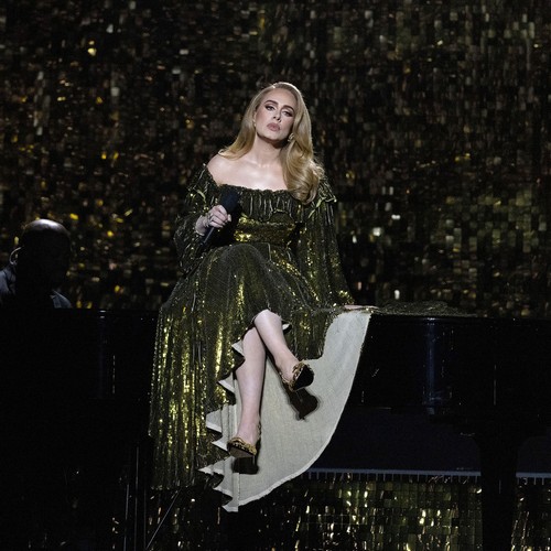 Adele promet à ses fans de "s'envoyer en l'air" alors qu'elle fait une promesse coquine
            

