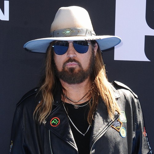 Billy Ray Cyrus divulgue une note d'amour après que Firerose l'accuse d'"abus"
            

