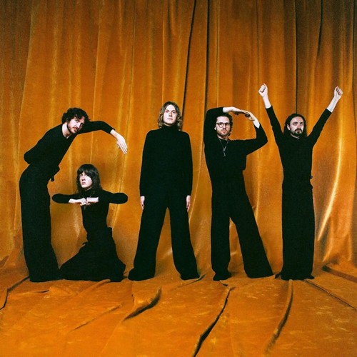 Le nouveau clip de Blossoms mettra en vedette Rick Astley – et s'inspire du vol de statue de gorille
            

