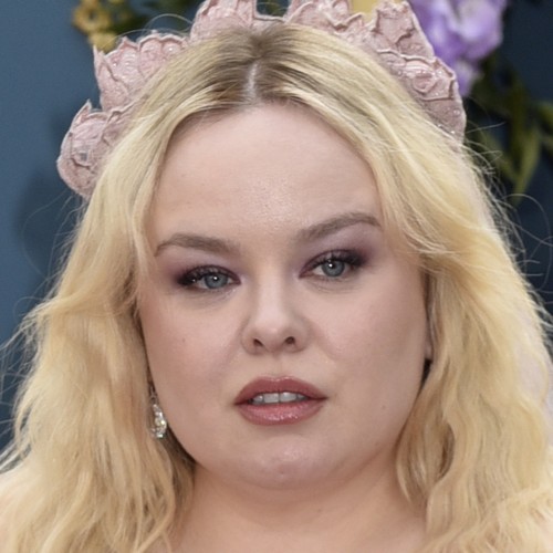 Nicola Coughlan de Bridgerton sort une chanson pop
            

