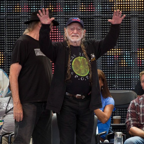 Willie Nelson rate le début de sa tournée "sur ordre du médecin"
            

