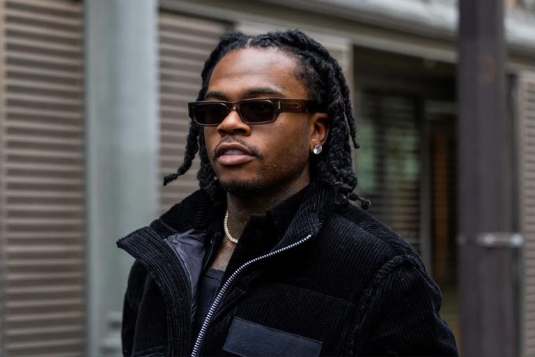 Gunna accepte l'invasion de la scène par ses fans lors de sa performance "Fukumean"
