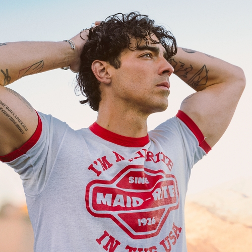 Joe Jonas annonce un album solo intitulé « Music For People Who Believe In Love »
            

