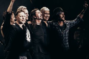 Les Foo Fighters lancent une vidéo explosive de All People mettant en vedette des skieurs extrêmes sans neige