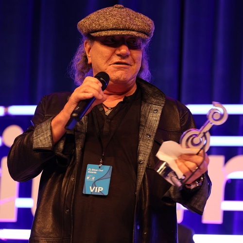 Les O2 Silver Clef Awards permettent de récolter 760 000 £ pour l'association caritative de musicothérapie Nordoff and Robbins
            

