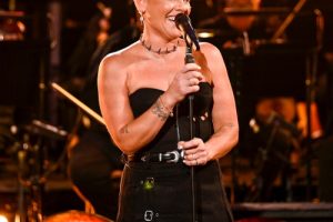 P!NK aide à récolter plus de 8 millions de dollars pour la recherche sur le cancer lors du Concert for Cures