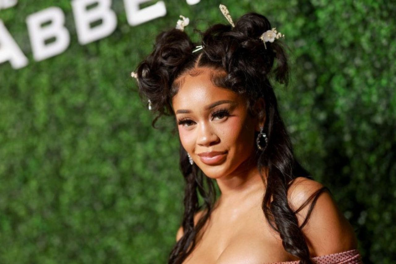 Saweetie répond aux allégations concernant le bébé Nepo et partage ses liens familiaux