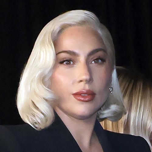 Lady Gaga rejoint Bruno Mars pour la première surprise en direct de son nouveau duo
            

