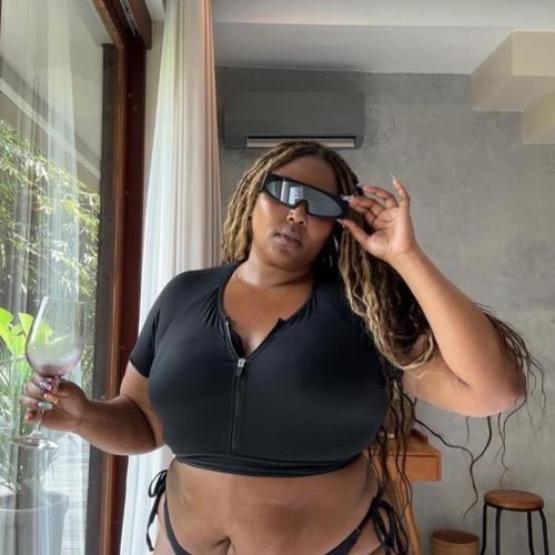 Lizzo pense que son ancienne personnalité serait « si fière » d'elle maintenant
            

