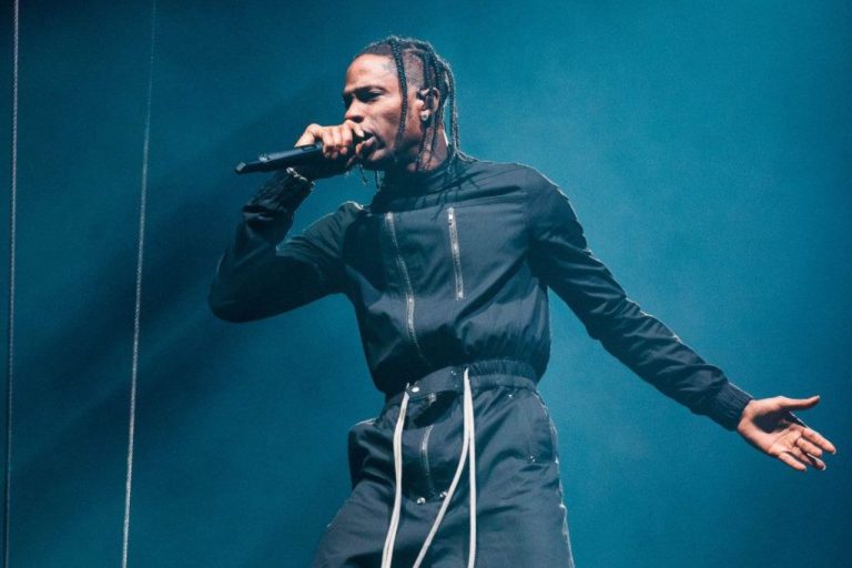 Travis Scott répond aux paparazzis matinaux à Paris
