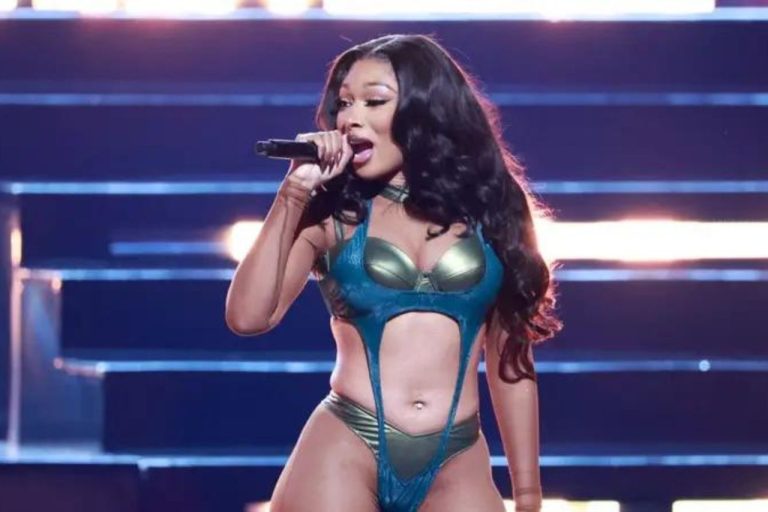 Megan Thee Stallion réorganise le Queen's Classic pour une publicité Pepsi NFL
