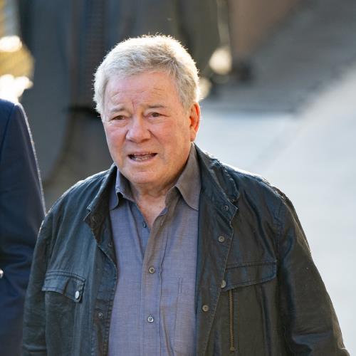 William Shatner et Nancy Sinatra rendent hommage au regretté acteur James Darren
            


