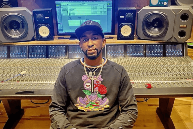 La musique de ForeverFresh est l'ère des années 90 réincarnée avec une ambiance moderne
