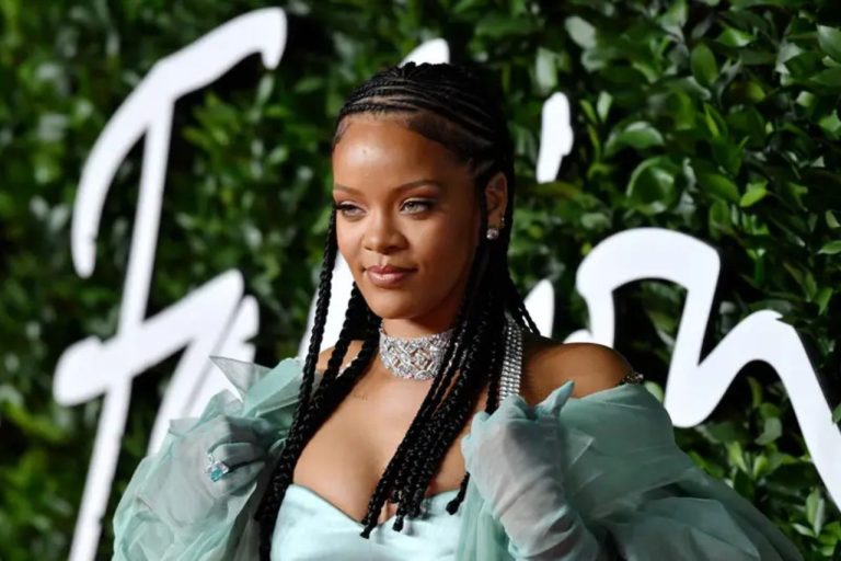 Rihanna et ses fils brillent dans des combinaisons de vacances assorties pour la campagne Savage X Fenty
