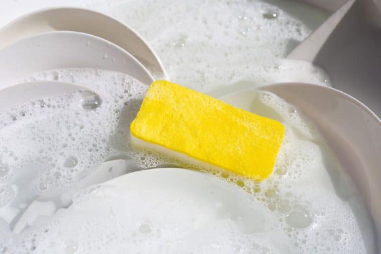 Faire la vaisselle avec un lave-vaisselle serait moins propre qu&rsquo;à la main, selon cette étude