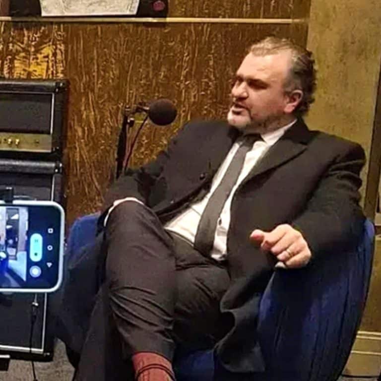 Jon McClure de Reverend and the Makers : Arctic Monkeys "m'a demandé d'être sur la couverture" de leur premier album
            

