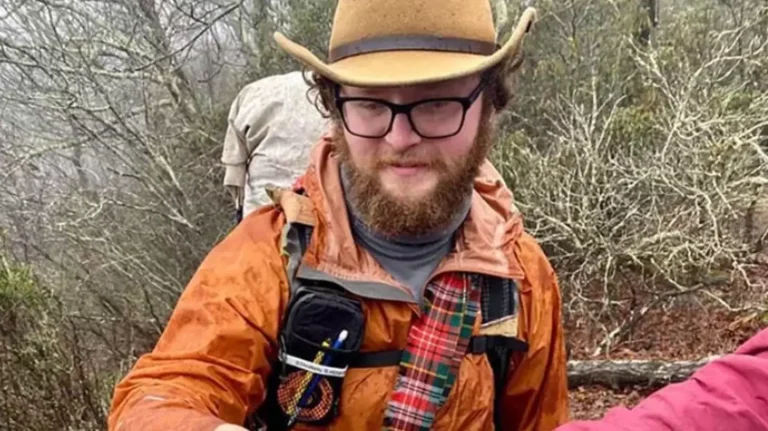 Une illusion d&rsquo;optique montrant quatre amis buvant du whisky rend les internautes fous, car ils n&rsquo;en repèrent que trois.
