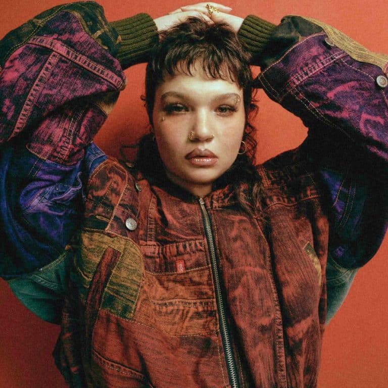 Lola Young démarre 2025 en beauté avec Messy son premier single dans le Top 3
            

