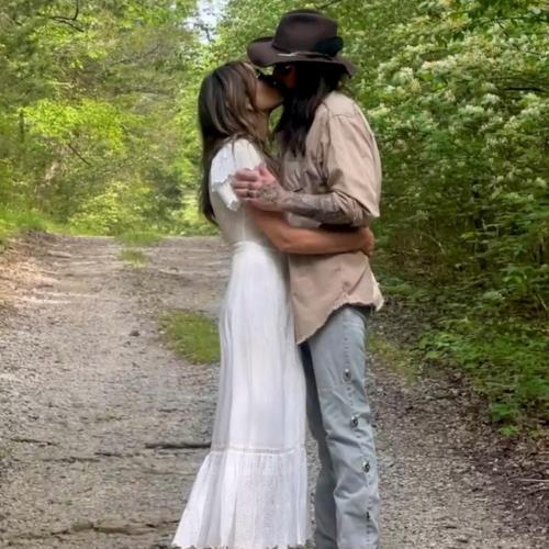 Billy Ray Cyrus partage un baiser avec une nouvelle pression Elizabeth Hurley
            

