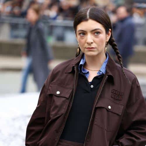 `` Je ne pense pas que ce soit moi '': Lorde ne s'identifie pas à la personne sur son pouvoir solaire LP 2021
            

