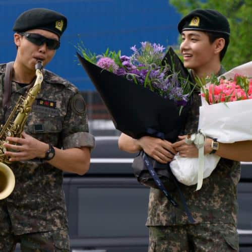 Le retour du BTS RM et V taquine le retour du groupe de garçons K-pop après avoir été libéré de l'armée sud-coréenne
            

