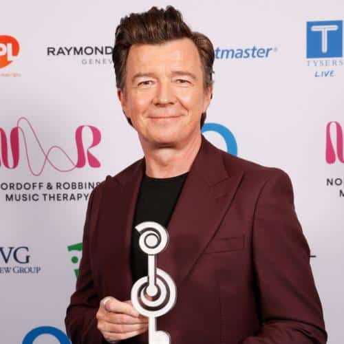 Rick Astley chantait les chansons de Smiths `` chaque week-end '' - mais les fleurs n'ont pas besoin de lui
            

