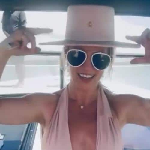 Britney Spears revendique le mariage avec Sam Asghari 'se sentait comme une fausse distraction' '
            

