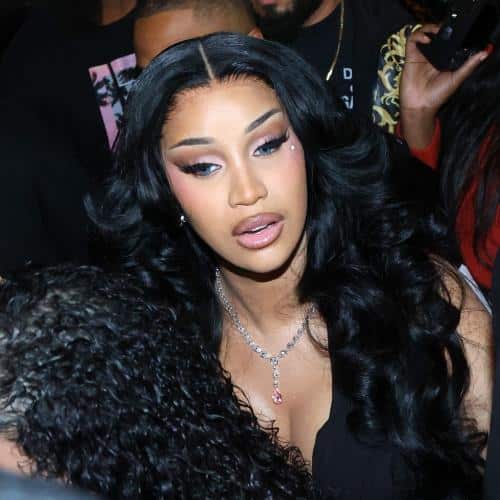 Cardi B insiste sur le fait qu'elle n'a jamais touché le gardien de sécurité lorsqu'elle témoigne du procès pour agression civile
            

