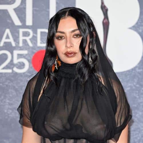 Charli XCX essayant de développer des projets d'acteur «à partir de zéro»
            

