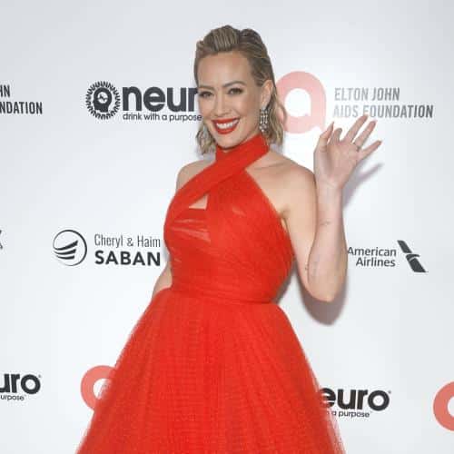 Hilary Duff fait allusion à la nouvelle musique tout en marquant l'anniversaire du deuxième album
            

