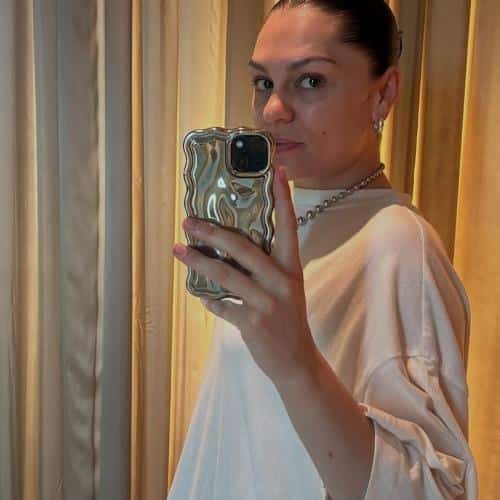 Jessie J a hospitalisé pour l'infection six semaines après la chirurgie
            

