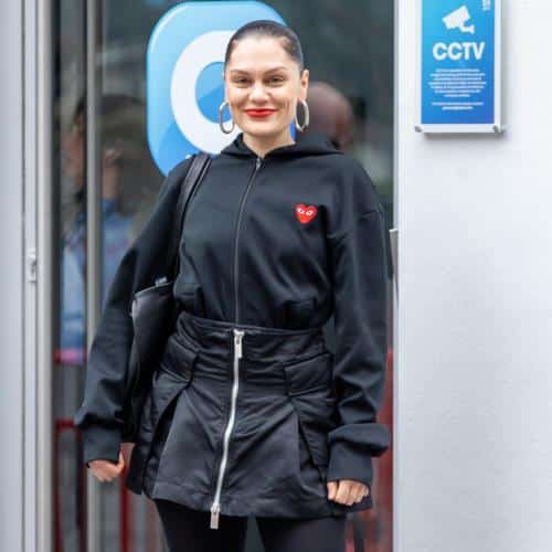 Jessie J a l'impression que le cancer du sein a «volé» de temps avec son fils
            

