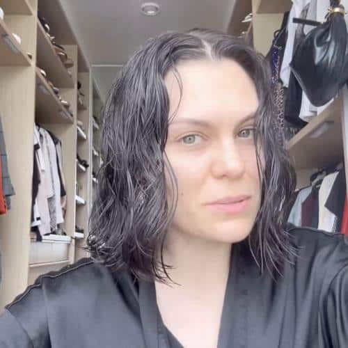 Jessie J révèle que ses cheveux tombent `` comme un fou '' après une chirurgie du cancer du sein
            

