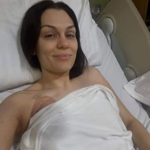 Jessie J révèle qu'elle a besoin d'une autre opération après une chirurgie du cancer du sein
            

