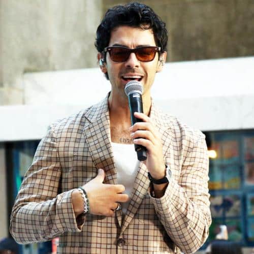 Joe Jonas admet le plus de mémoire «embarrassante»
            

