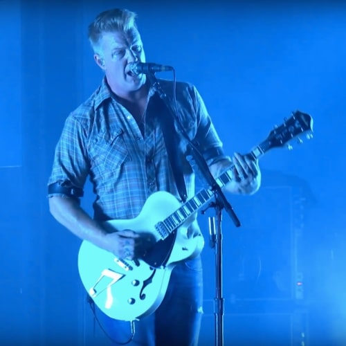 Josh Homme appelle la mort d'Ozzy Osbourne «une fin poétique» qui rappelle David Bowie
            

