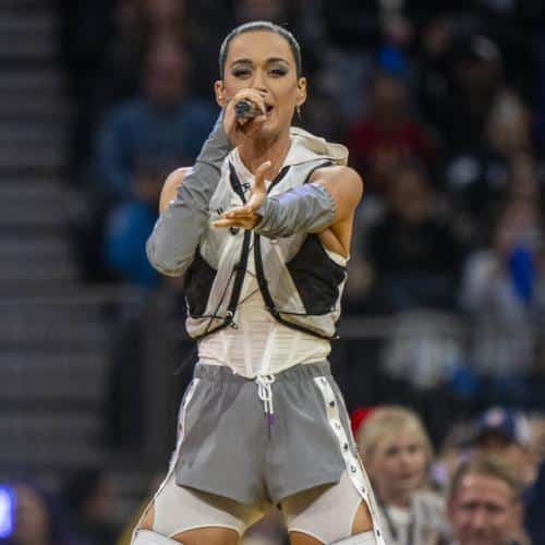 Katy Perry mène la prière pour les fan après qu'elle s'effondre sur scène pendant le concert
            

