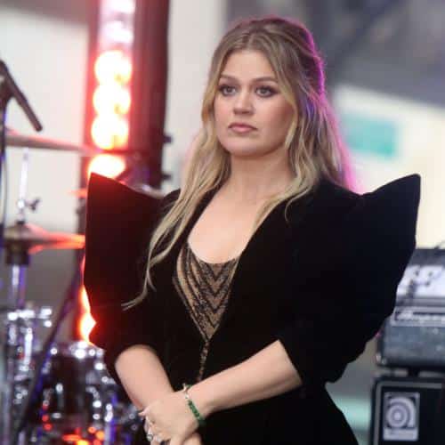 Kelly Clarkson se retire du concert de collecte de fonds du Texas après la mort de l'ex-mari
            

