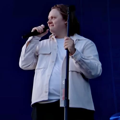 Lewis Capaldi révèle le soutien d'Elton John après la performance de Glastonbury
            


