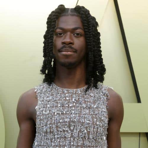 Lil nas x brise le silence sur la nudité publique, arrêt
            

